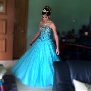 Turquoise strapless prom dress
